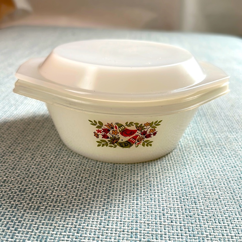 Vintage arcopal France French Hens storage casserole dish/bowl w/ original lids